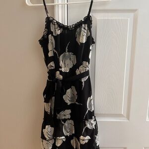 Old Navy sz XS Elegant Black and White Tiered Floral Dress Ruffle Trim